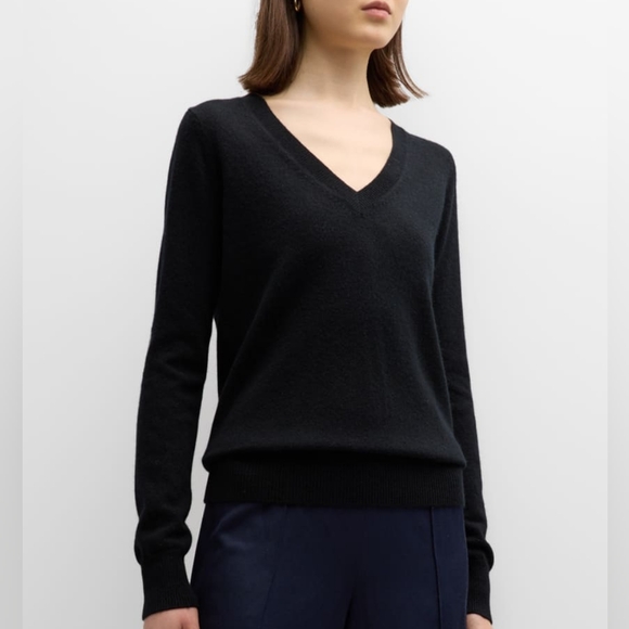 Neiman Marcus Sweaters - Neiman Marcus Cashmere Collection Cashmere Classic V-Neck Sweater Navy NWT $165
